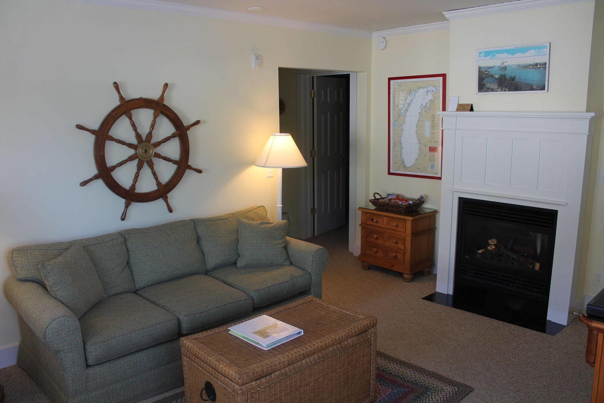 Captain'S Cottage Suites Grand Haven Esterno foto