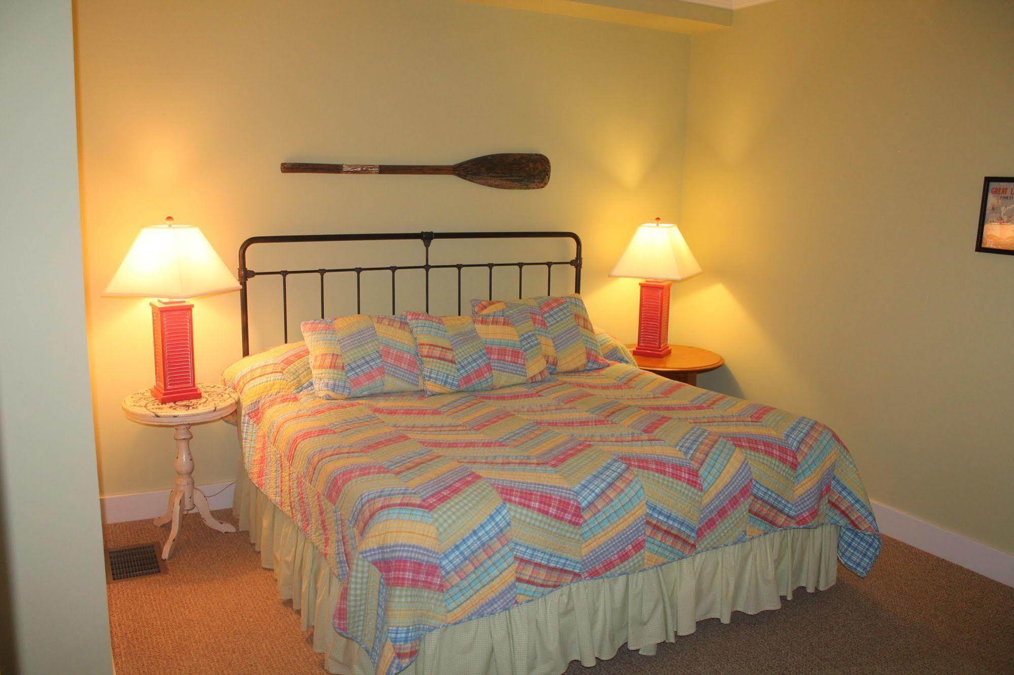 Captain'S Cottage Suites Grand Haven Esterno foto
