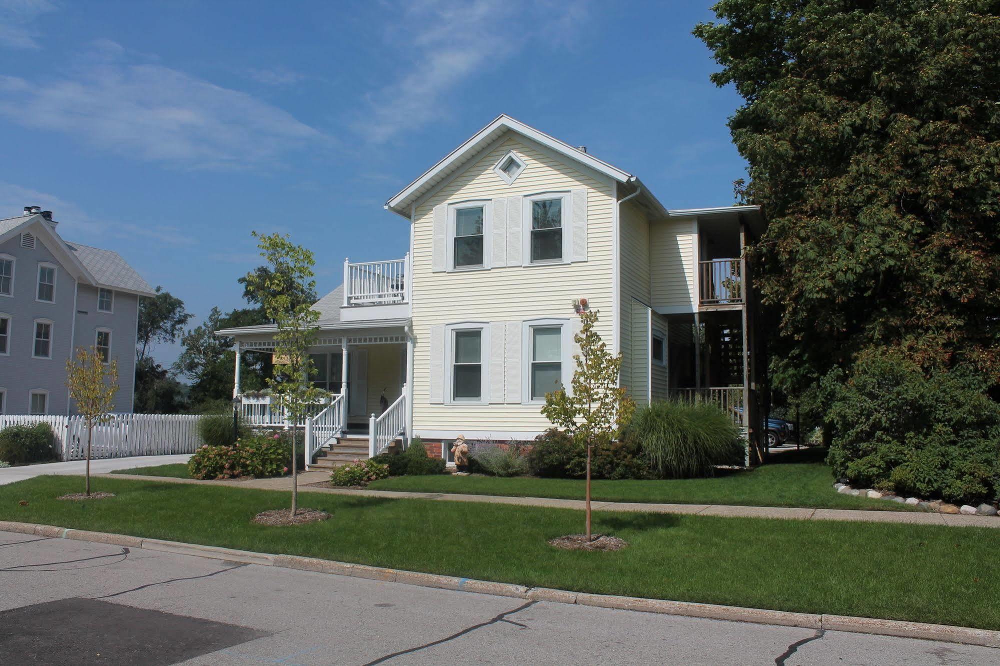 Captain'S Cottage Suites Grand Haven Esterno foto
